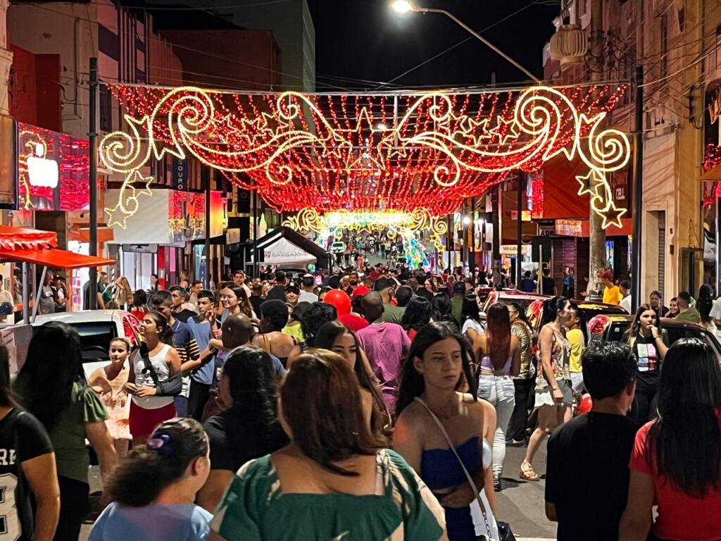 Parada de Natal encanta Jacarezinho com a chegada do Papai Noel, música e luzes Parada de Natal encanta Jacarezinho com a chegada do Papai Noel, música e luzes