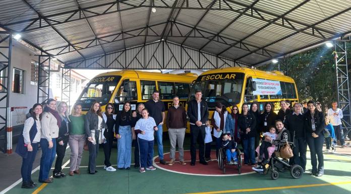 Cornélio Procópio recebe dois ônibus adaptados para transporte de alunos da APAE e Escola Municipal Procopense