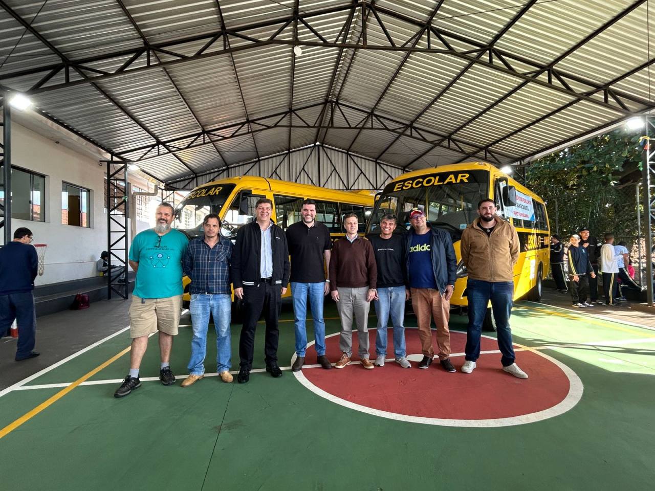 Cornélio Procópio recebe dois ônibus adaptados para transporte de alunos da APAE e Escola Municipal Procopense