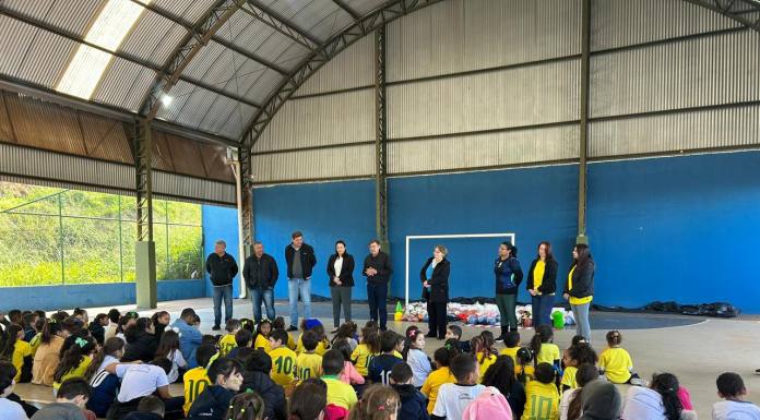 Escola Municipal Gino Azzolini recebe novos materiais esportivos