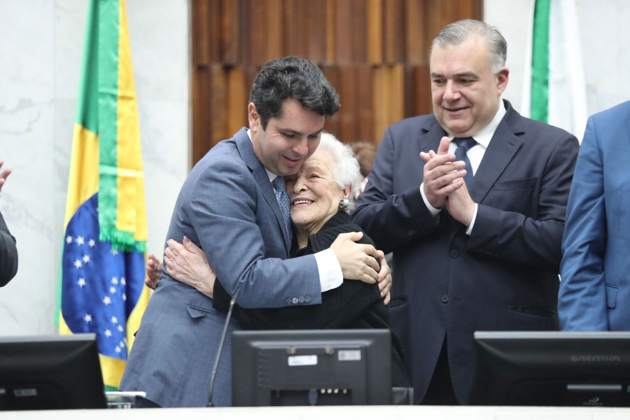 Curi homenageia o magistério e confirma apoio para aulas de inglês em escolas municipais Curi homenageia o magistério e confirma apoio para aulas de inglês em escolas municipais