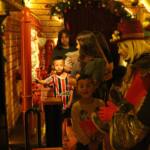 Ônibus da Fantástica Fábrica do Papai Noel encanta crianças no Bairro Jardim das Américas