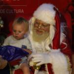 Ônibus da Fantástica Fábrica do Papai Noel encanta crianças no Bairro Jardim das Américas
