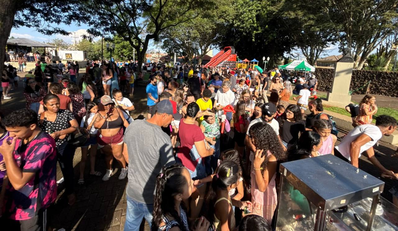 Festa das Crianças reúne milhares de pessoas em Cornélio Procópio e Congonhas Festa das Crianças reúne milhares de pessoas em Cornélio Procópio e Congonhas