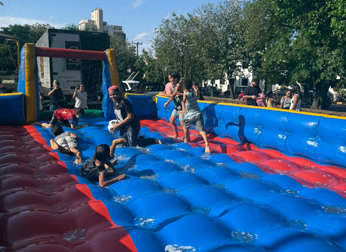 Festa das Crianças reúne milhares de pessoas em Cornélio Procópio e Congonhas Festa das Crianças reúne milhares de pessoas em Cornélio Procópio e Congonhas