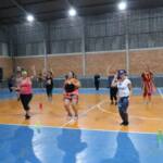 No ritmo do Samba, alunas do projeto “Ginástica no Bairro” participam de aulão de Carnaval: