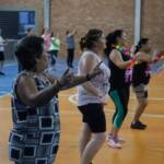 No ritmo do Samba, alunas do projeto “Ginástica no Bairro” participam de aulão de Carnaval: