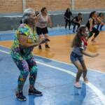 No ritmo do Samba, alunas do projeto “Ginástica no Bairro” participam de aulão de Carnaval: