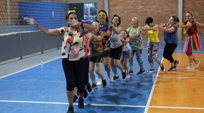 No ritmo do Samba, alunas do projeto “Ginástica no Bairro” participam de aulão de Carnaval:
