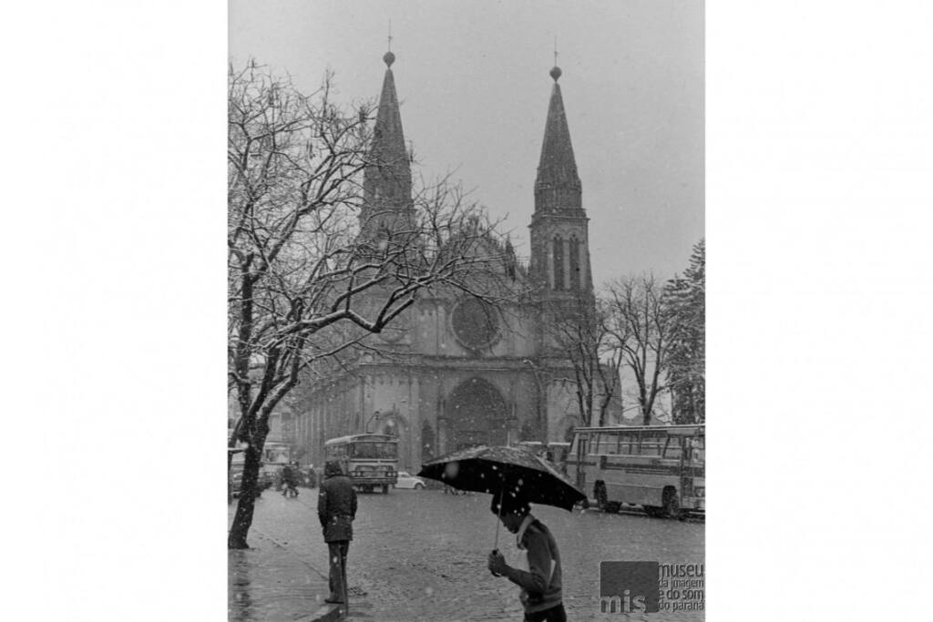 Há 50 anos, Curitiba ficava toda branca: Simepar explica o fenômeno da neve de 1975