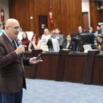 Romanelli explica peças orçamentárias aos estudantes universitários