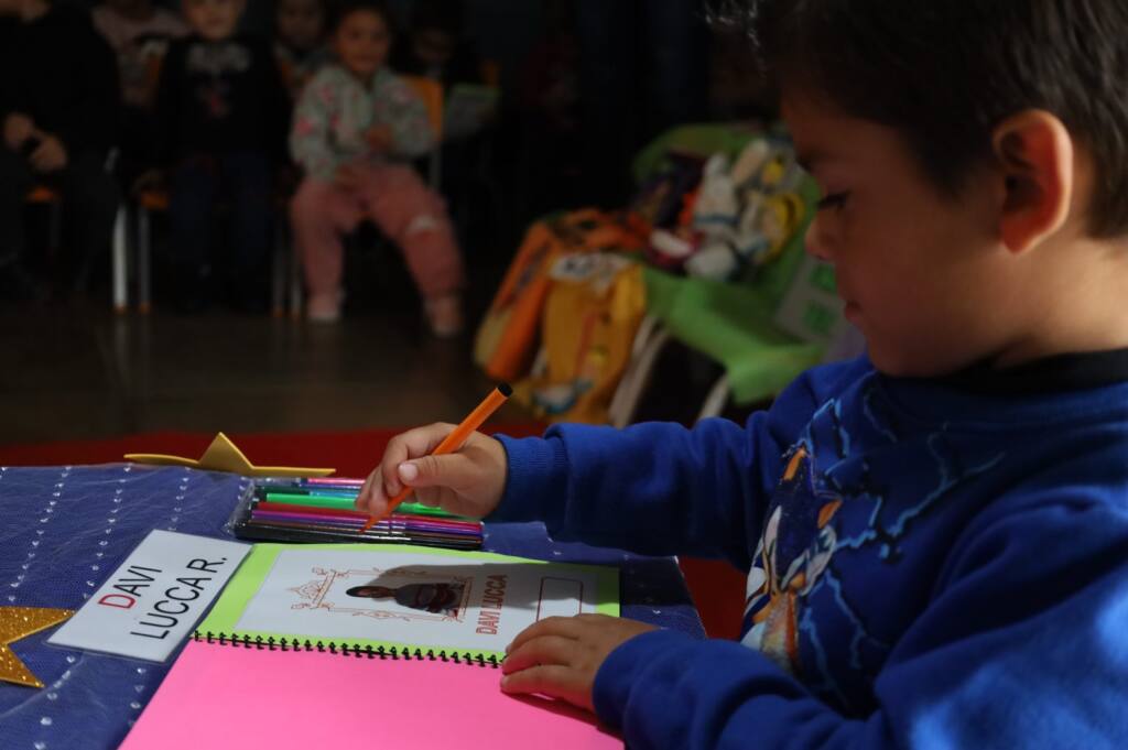 Tarde de autógrafos marca Semana da Criança no CMEI Emília Dominico Tarde de autógrafos marca Semana da Criança no CMEI Emília Dominico