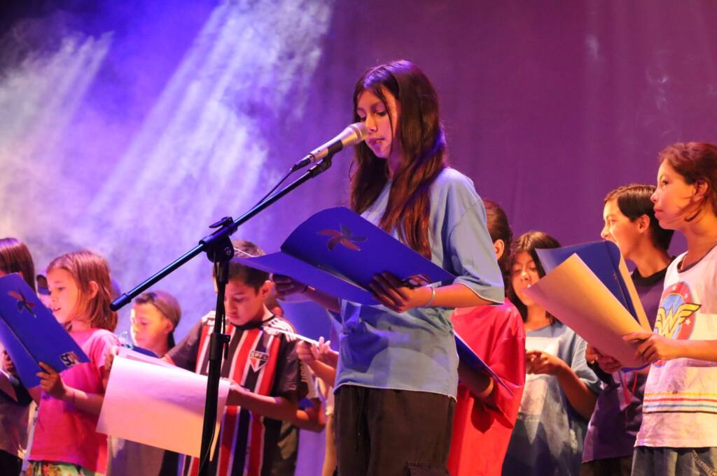 Crianças e adolescentes do Serviço de Convivência e Fortalecimento de Vínculos se apresentam no Teatro Municipal