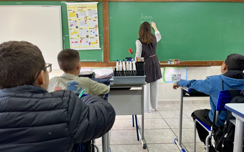 Professora ministra aula no Complexo Municipal Professora Ivanildes Gonçalves Nalim/Divulgação