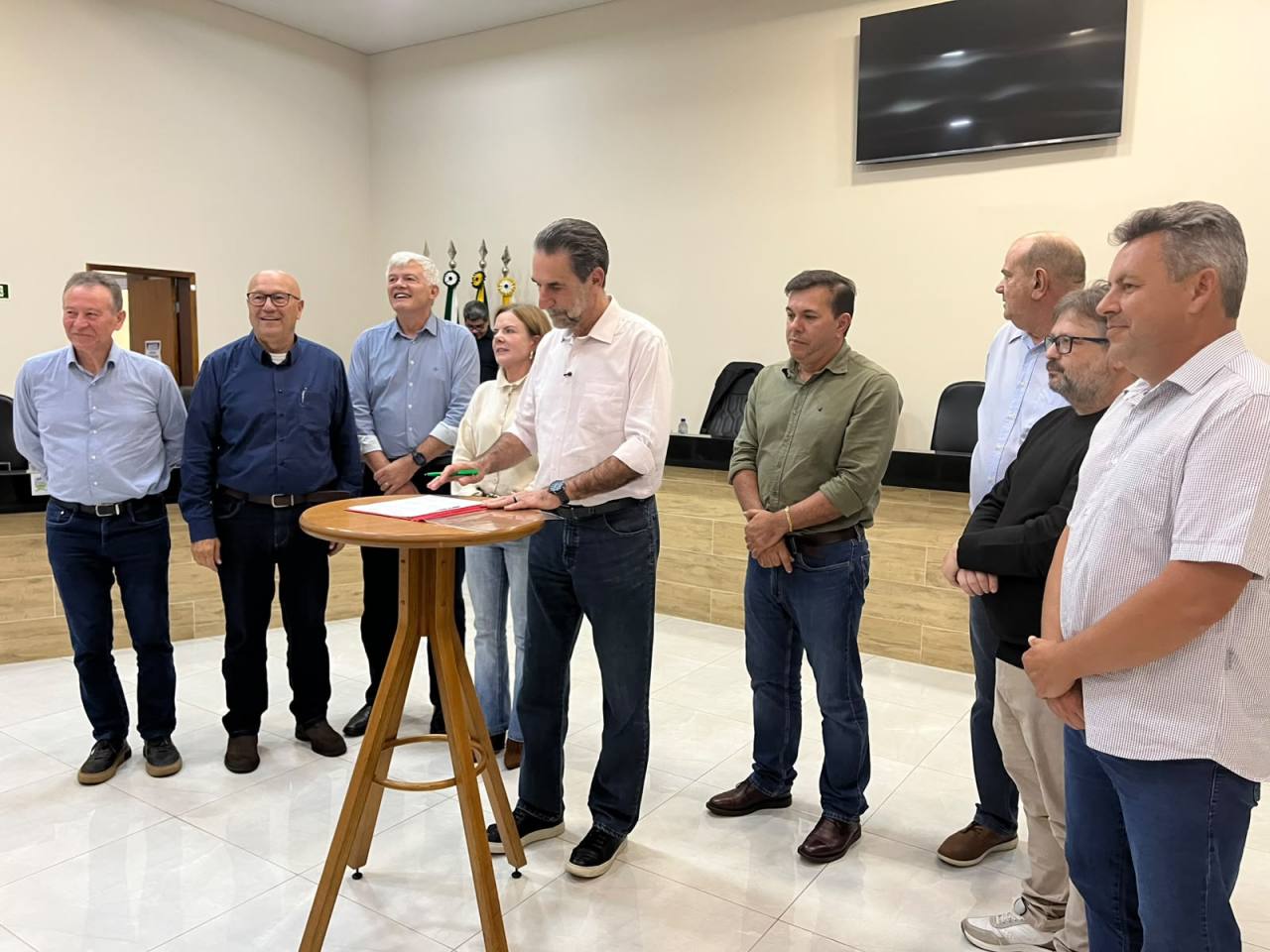 Itaipu firma convênio com municípios da Amunop e Amunorpi e libera caminhão e equipamentos para coleta de resíduos