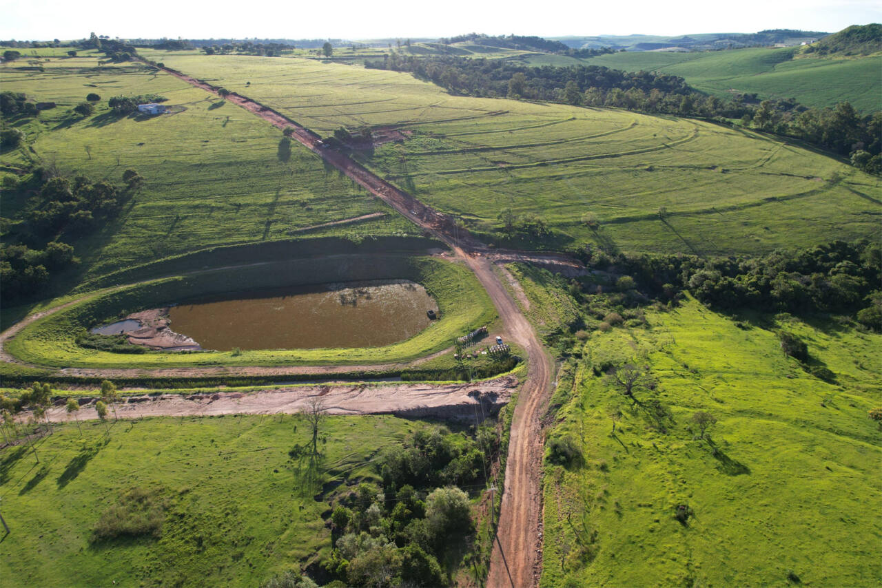 Jacarezinho inicia pavimentação da avenida de acesso ao Centro de Eventos