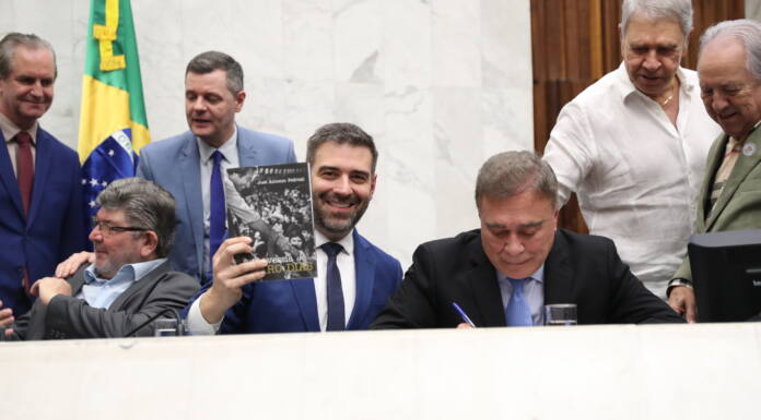 Livro sobre a trajetória de Álvaro Dias é lançado na ALEP