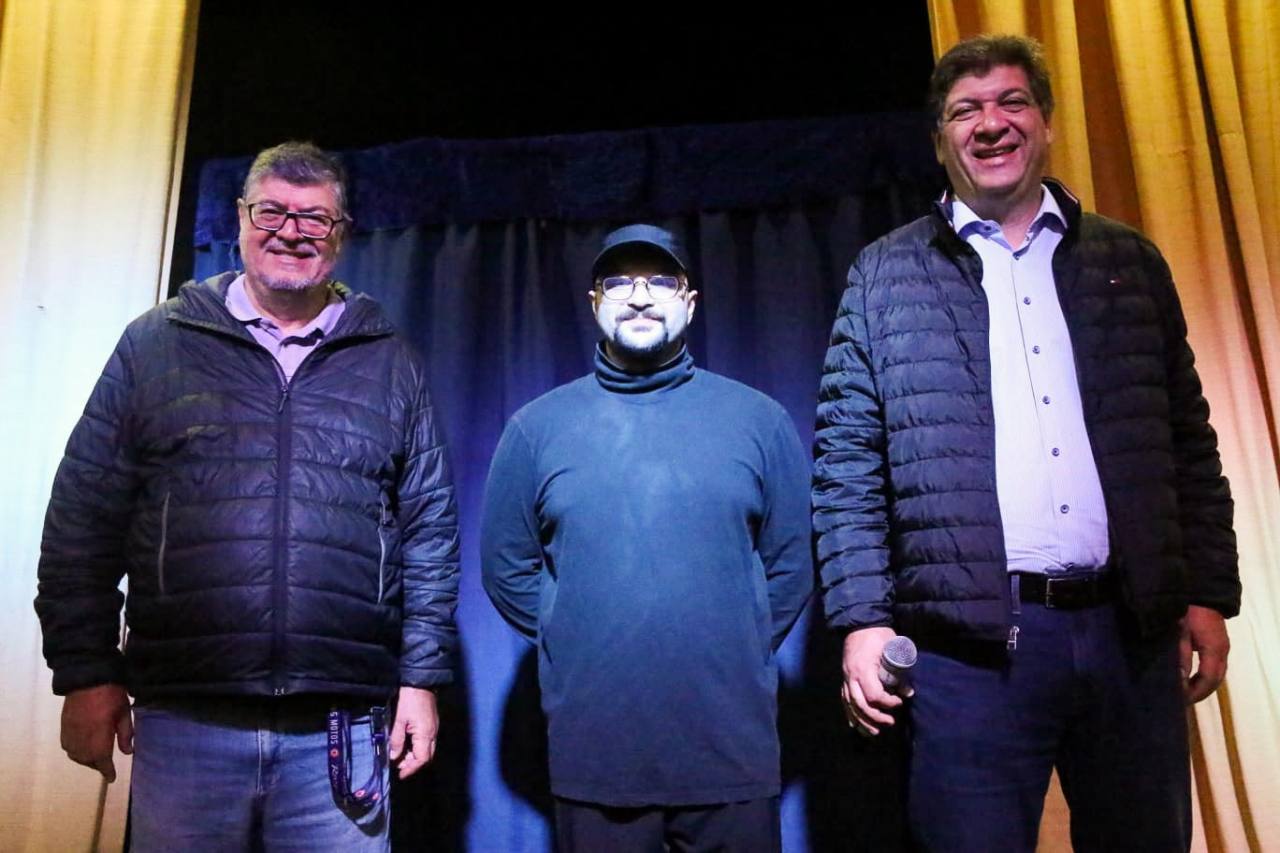 Mais de 800 crianças participam do primeiro dia do 2º Festival Teatro de Bonecos Mais de 800 crianças participam do primeiro dia do 2º Festival Teatro de Bonecos
