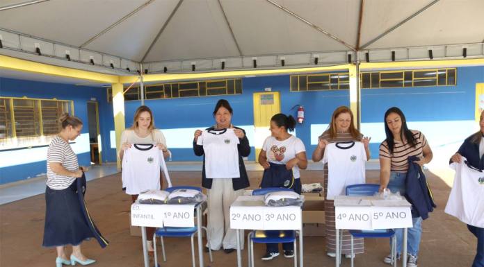 Tamarana conclui entrega de mais de mil kits de uniformes para alunos da rede municipal