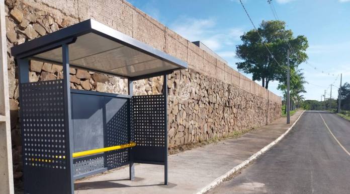 Cornélio Procópio instala novos abrigos em pontos de ônibus e solicita mais dez unidades