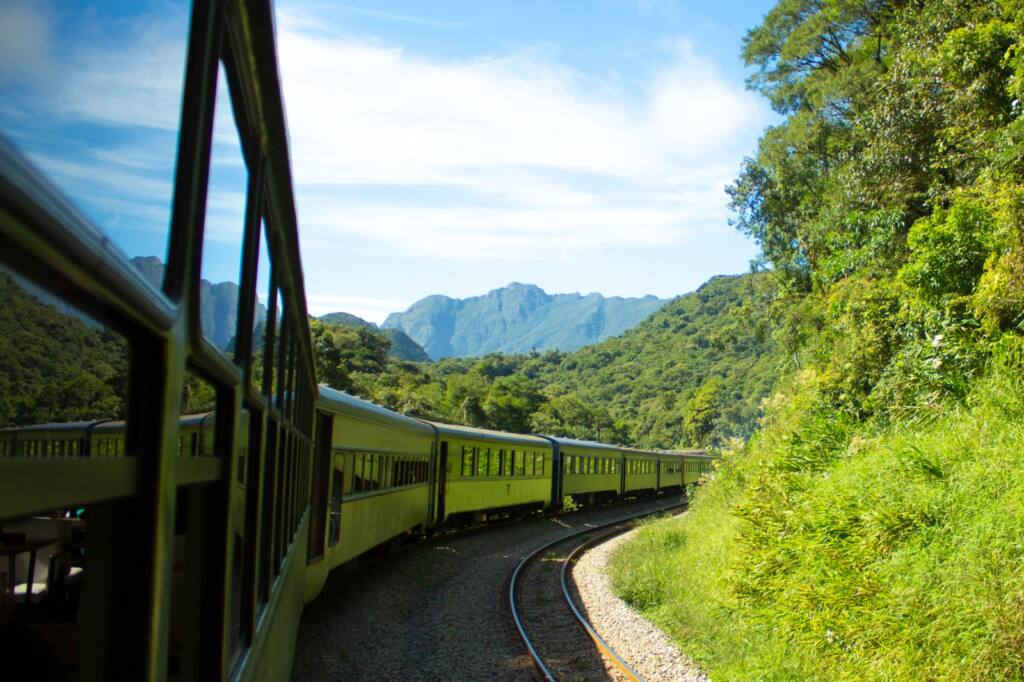 Serra Verde Express e Amigos do HC promovem passeio de trem até Morretes para pessoas 50+