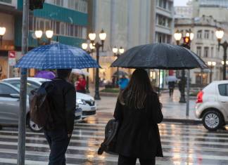 Vento, chuva e queda nas temperaturas: frente fria começa a atravessar o Paraná Página Inicial