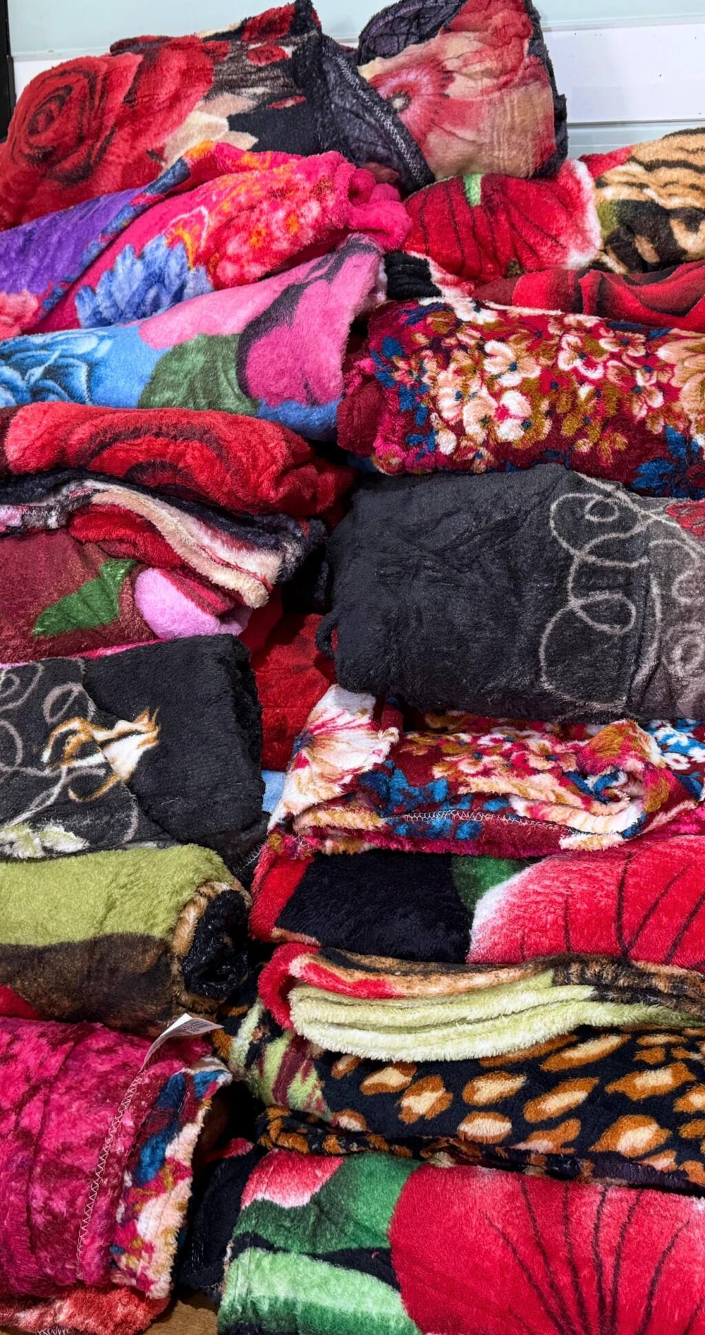 Prefeitura de Primeiro de Maio inicia distribuição de cobertores para famílias em situação de vulnerabilidade