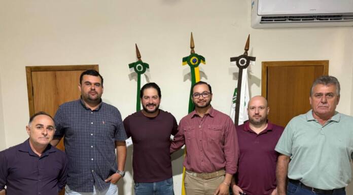 Novo pároco é recebido no gabinete do prefeito em Primeiro de Maio