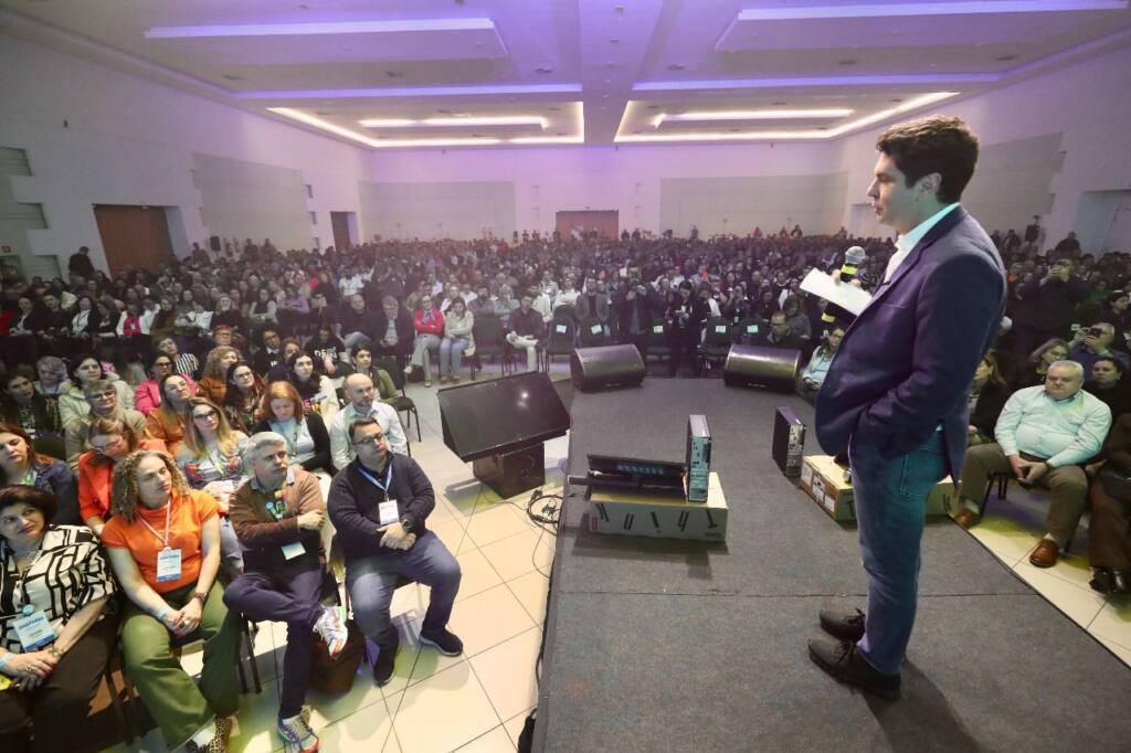 Paraná deve reconhecer e agradecer o empenho de profissionais do magistério, afirma Curi