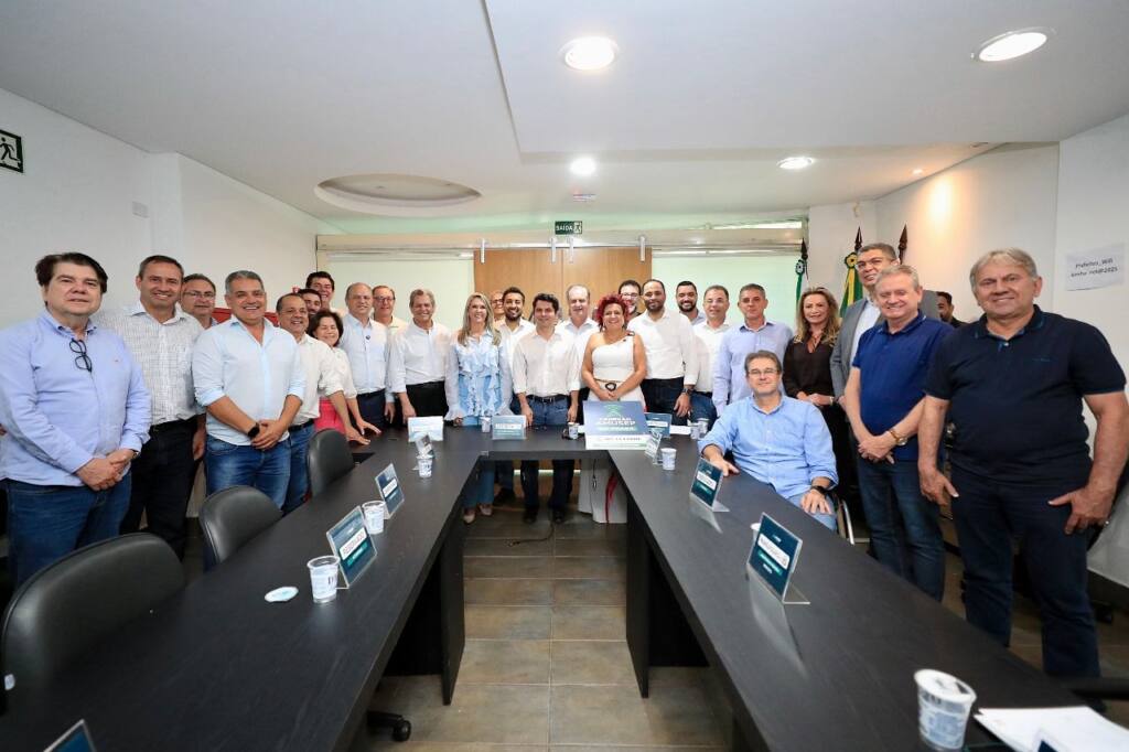 Enquanto o mundo briga, o Paraná trabalha, reafirma Alexandre Curi