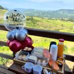 Jade e André celebram bodas de papel em experiência exclusiva no Chalé & Camping Nosso Paraíso Jade e André celebram bodas de papel em experiência exclusiva no Chalé & Camping Nosso Paraíso