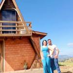 Amor e Natureza: Casal Celebra Bodas de Plumas no Chalé e Camping Nosso Paraíso, em Sapopema