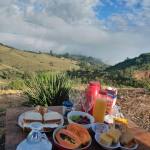 Amor e Natureza: Casal Celebra Bodas de Plumas no Chalé e Camping Nosso Paraíso, em Sapopema