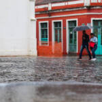 Massa de ar polar traz chuva e derruba temperatura, mas melhora o ar no Paraná