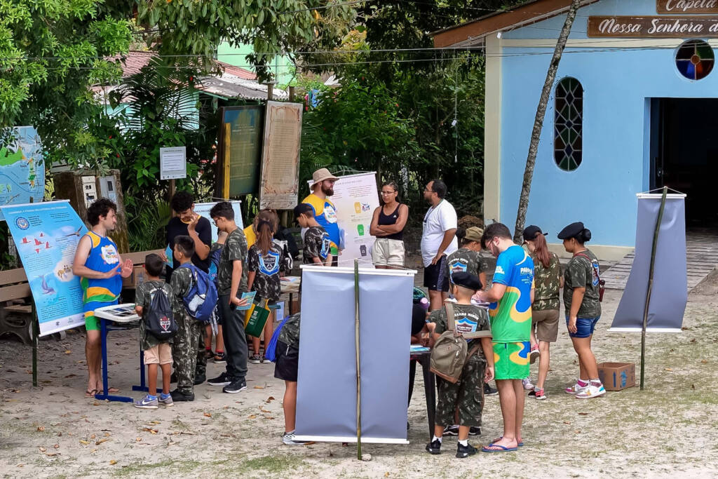 Brincadeira e aprendizado: aula de campo na Ilha do Mel ensina crianças a cuidar da natureza Brincadeira e aprendizado: aula de campo na Ilha do Mel ensina crianças a cuidar da natureza