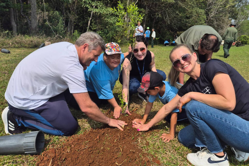 63 mil mudas distribuídas: IAT supera meta de recuperação ambiental na Semana da Árvore 63 mil mudas distribuídas: IAT supera meta de recuperação ambiental na Semana da Árvore