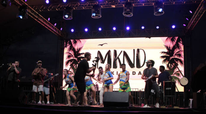 Makinada contagia público com sucessos do pagode no Palco Sunset em Caiobá