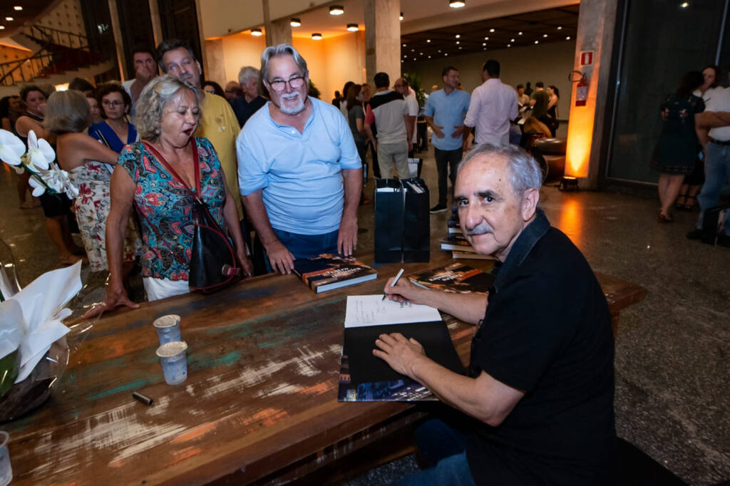 Teatro Guaíra fecha celebrações dos 140 anos com livro que resgata memória do espaço Teatro Guaíra fecha celebrações dos 140 anos com livro que resgata memória do espaço