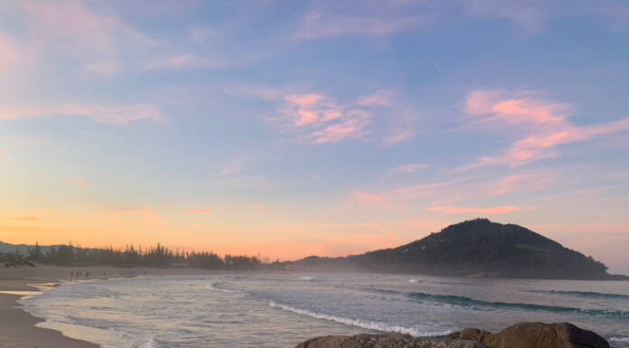 Crescimento dos municípios litorâneos impacta turismo de veraneio nas praias do Paraná e Santa Catarina