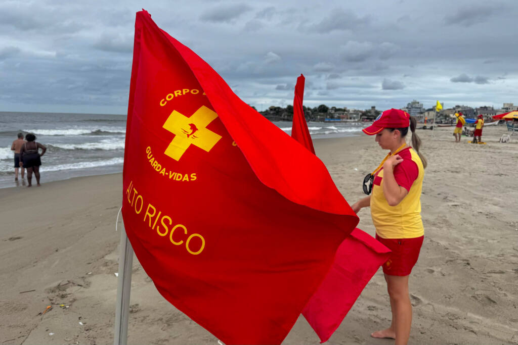 Corpo de Bombeiros alerta para o perigo das correntes de retorno no Litoral do Paraná Foto: AEN